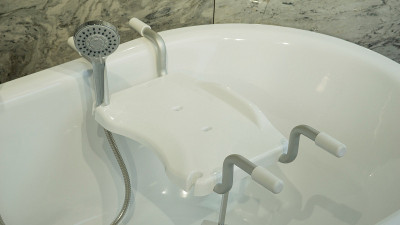 Сиденье для ванны 30х43 см с держателем душевой лейки KV36 (APOLLO) M-KV36-01